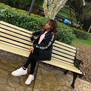 Meet your Posher, Mia